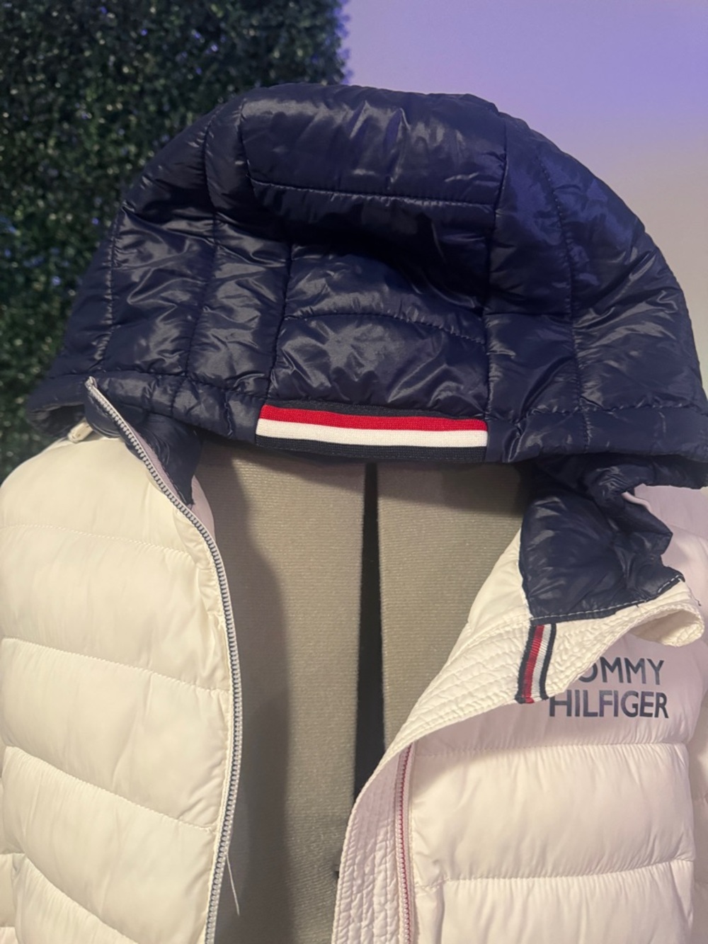 Tommy Hilfiger White Quilted Puffer Jacket with Navy Hood - Picture 5 of 10